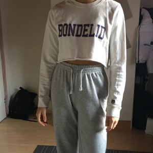 Bondelid tröja - Köpt från MQ, storlek S men den är avklippt och därav mer en xs, använd ett flertal gånger som en croptop, bra skick!!