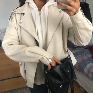 Oversized Vit skinnjacka  - Jackan har en jätte fin passform. Den är i bra skick. Säljer endast vid bra bud. Frakt tillkommer.
