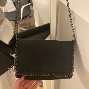 Väska - Säljer denna fina väska då jag tyvärr inte får någon användning för den💗