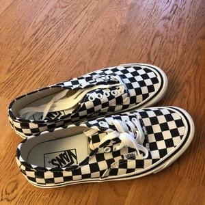 Sprillans nya Vans - Säljer mina helt oanvända Vans pga fel storlek. De är i storlek 38.5. Inköpta för 749 :-. Mitt pris 300 :-