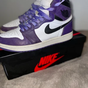 Air jordan 1’s High strlk: M - Säljer ett par Jordan 1’s (High) Court purple bra skick utom sulan vid hälen( där är den sliten) Cond:6/10 Box medföljer, kvitto finns ej kvar. Pris kan diskuteras.