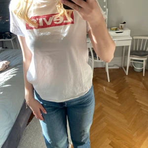 LEVI’S T-SHIRT - En basic men snygg tröja från Levi’s, knappt kommit till användning❤️ Passformen är lite oversized. Köptes för 299, säljs för 59!