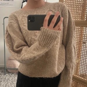 Stickad tröja strl S - Jättefin stickad tröja från Kappahl som tyvärr inte kommer till användning. Köpt för 400 och i fint skick. Skriv om du har frågor💗