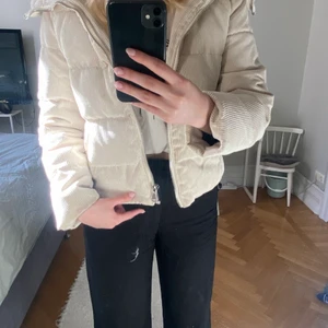 RIBBAD BEIGE VÅRJACKA - Jättefin vårjacka i ribbat material, beige/gräddvit färg och lite kortare passform! Köpt på new yorker och helt perfekt till våren✨