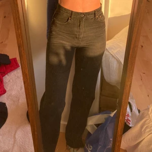 Jeans - Jeans från zara  (90s full lenght) fint skick! Jag är 175 och dom passar i längden på mig men går att klippa efter sin egen längd❤️ STÅR DET INTE SÅLD PÅ ANNONSEN FINNS DEN FORTFARANDE KVAR 😌 spårbar frakt tillkommer på 66kr 