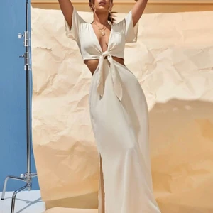 Vacker klänning  - Super fin beige långklänning, som sitter jättebra. Köpt på shein. Säljer pga att den inte kommer till användning. 💕