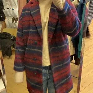 Säljer min super snygga kappa men som jag tyvärr tröttnat på. Den är i storlek S men passar även en M men då kanske man inte kan ha super tjock tröja under. 