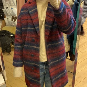 Kappa - Säljer min super snygga kappa men som jag tyvärr tröttnat på. Den är i storlek S men passar även en M men då kanske man inte kan ha super tjock tröja under. 