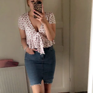 Topp  - jätte söt kort blus/ sommartopp med små blommor på från new yorker. Använd fåtal gånger 💓