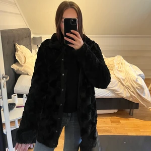 Svart kappa - Tun jacka från veromoda. Litet hål i ena fickan annars är den som nyskick💗 jag är 166 cm lång Ibsen passar mig bra