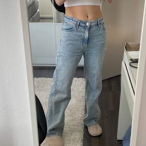 Säljer dessa ljusblåa jeans ifrån Monki. Storlek 27. Om fler är intresserade blir det budgivning i kommentarerna. Köparen står för frakt. 