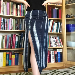 WEEKDAY KJOL - Medellång blå satinkjol med 2000s vibes⚡️⚡️ kjolen är i storlek 36 från weekday och köptes förra sommaren💫 säljer eftersom jag tycker den är lite för kort på mig som är 177 (slutar vid mitten av vaden) 🌟 passar mig som brukar ha M men skulle även passa en S🌙 frakt ingår inte i priset