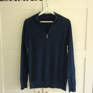 Säljer denna mörkblåa stickade tröjan med dragkedja. Knappt använd så den är i jätte bra skick.
