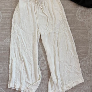 Vita linnebyxor  - Naturvita linnebyxor säljes! Köpa på zalando för 299kr, men säljes nu då de inte passar mig. Ganska korta i modellen, vilket gör de bättre till de under 160 ❤️