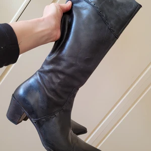 Novita svarta höga stövlar boots stl38 - Välhållna höga svarta stövlar/boots i skinn. Spetsig tå. Obetydligt använda. Fina sömmar/detaljer. Dragkedja.