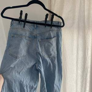 Ballon jeans är lite större i benen, typ som momjeans. SITTER SÅ SNYGGT, var typ en Small/Medium när jag hade dessa men nu passar de ej.