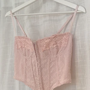 Rosa korsett - Säljer denna superfina korsett från chiquelle som endast är använd 2 ggr. Så fin och snygg passform. Storlek 40 men passar på mig som är s i vanliga fall💕