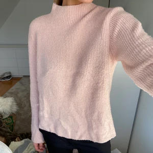 Tröja - Finaste ljusrosa tröjan från bikbok, perfekt till våren, köparen står för frakt💕💕