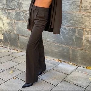 LXA kostymbyxor  - Lxa kostymbyxor i mörkbrunt. Storlek XXS, som en XS då modellen är oversized. Aldrig använda. Uppsydda för mig som är 163cm, hänger fortfarande på skorna snyggt. Kan skicka bild på det uppsydda💗  kvaliten är sååå bra