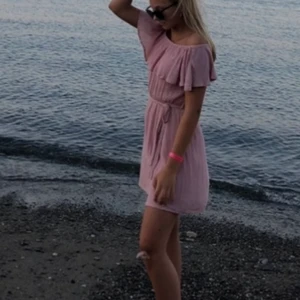 Klänning - Rosa klänning från Nelly, off shoulder, storlek XS