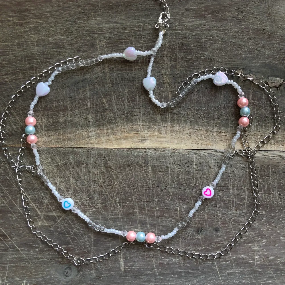 Handgjort halsband med pastellfĂ€rger och kedjor đ betalning via swish. Asusteet.