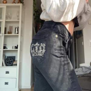 Säljer nu min mammas gamla jeans som hon hade när hon var ung! Skulle tippa på att strl är xs-s! Saknar några rhinestones lite var som där av det låga priset💋💋 Som ni ser på den sista bilden kan ni se att dem går ut lite där nere men inte så mycket!!