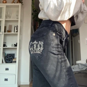 Lågmidjade Jeans med rhinestones  - Säljer nu min mammas gamla jeans som hon hade när hon var ung! Skulle tippa på att strl är xs-s! Saknar några rhinestones lite var som där av det låga priset💋💋 Som ni ser på den sista bilden kan ni se att dem går ut lite där nere men inte så mycket!!