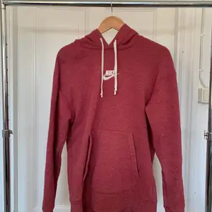 Använd röd Nike hoodie i storlek S, 200kr