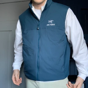 Arcteryx Väst LT - Säljer denna knappt använda Arcteryx-västen från arcteryx.com✌🏻 Västen är i princip nyskick då den ser ut precis som när jag köpte den. Västen är storlek XL men sitter normalt på mig med storlek L👍🏻