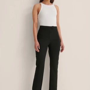 Front slit suit pants  - Säljer mina as snygga kostymbyxor med slits! De har blviit för stora för mig tyvärr! Helt svarta högmidjade, men jag använde de som mid rize eftersom de var för stora för mig! Så om man gillar pösiga byxor så kan man absolut ha dom här om man är storlek 34. B  byxorna är storlek 36. Buda privat eller skriv vid fler frågor❤️‍🩹❤️‍🩹