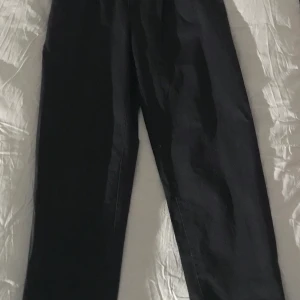 Svarta Chinos - Väldigt bra skick. Det är baggy fit ich väldigt sköna, lite förstora för mig dock🤷🏾‍♂️