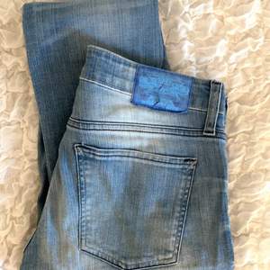 Säljer dessa snygga vintage Crocker jeans i storlek 37/34. De har en spricka över lappen i bak och ett hål på knät, men inget som stör!💗💗
