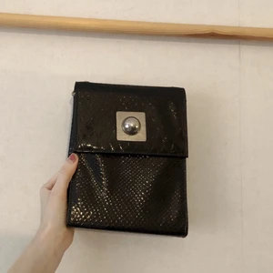 Väska / Ormskinnsmönster / Silverdetalj - Fint använt skick. Väldigt fin i materialet.