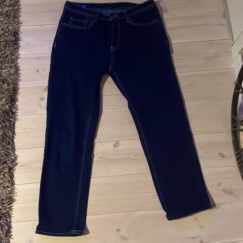Mörkblåa. Cond 7/10. Size 31/32. Köpare står för frakt. Jeans & Byxor.