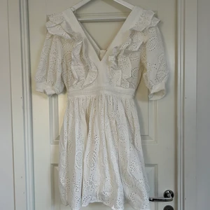 Vit klänning - Så fin klänning från HM, inköpt förra året och endast använd en gång! Perfekt studentklänning