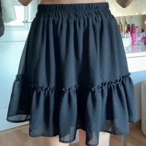   - Säljer denna fina svarta kjol från New Yoker, säljer då den inte kommer till användning! Endast använd en gång så den är som ny! Köpare står för frakt💋 Skriv för fler frågor!