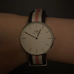 Daniel Wellington  - Fin klocka i bra skick, dock så är en visare lös men det går billigt att fixa i affär🥰