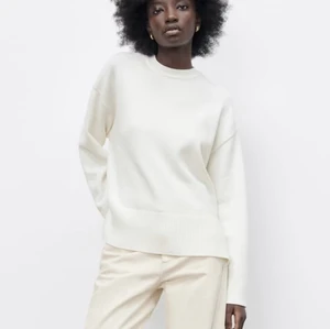 Vit stickad tröja - Slutsåld vit stickad tröja från zara, aldrig använd och med prislapp kvar. Orginalpris är 399 kr💗