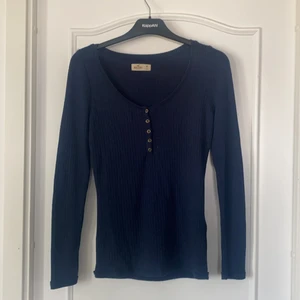 Ribbad marinblå tröja  - En marinblå tröja från Hollister