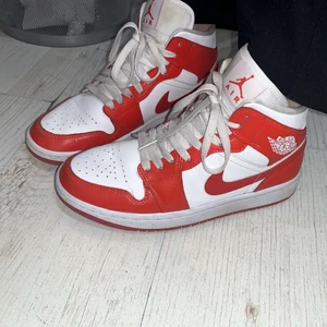 Jordans  - Jag säljer nu mina jordans för att jag vill köpa andra istället. Dom är i bra skick, jag har haft dom i ett halvt år, Betalade ungefär runt 1000kr. 