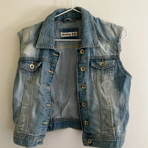 Denim Jeans väst!  - Klippte till denna från en jeansjacka! Passar bra till nästan allt! 