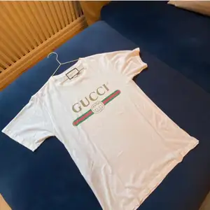 Äkta Gucci T-shirt. Nypris 3982 kr. Originalkvitto finns. 
