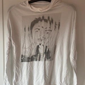 Polotröja med tryck - En tröja med kort/lös polokrage I storlek s/m. Sitter ej tight, väldigt mjukt material  ❤️