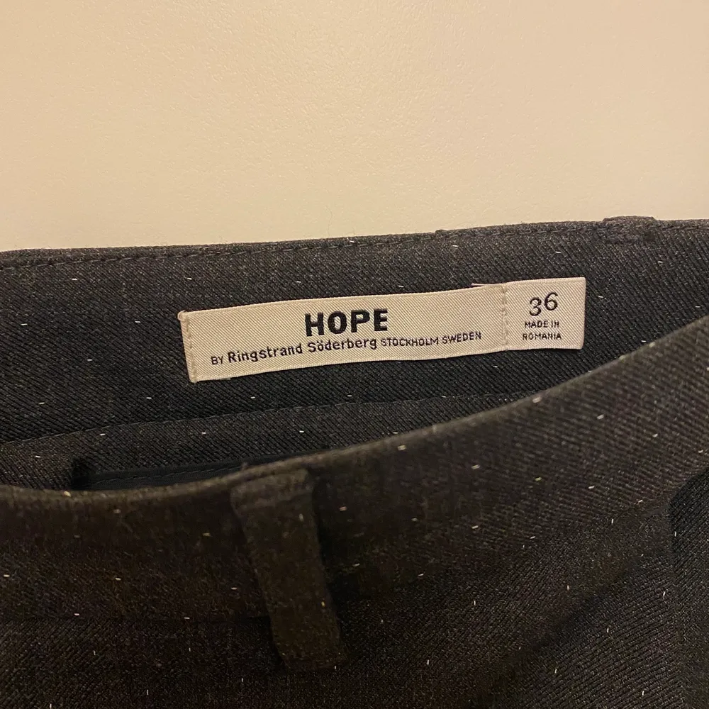 Grå Was trouser från HOPE, Mörkgrå med små små prickar, Strl 36, sparsamt använda, djur och rökfritt hem. Polyester, ull & elastan, köparen står för frakt som tillkommer beroende på hur det skickas. Jeans & Byxor.