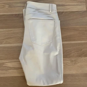 Beiga skinnbyxor från H&M - Superfina beiga skinnbyxor i storlek 36 från H&M, som tyvärr har blivit försmå för mig. Sparsamt använda! Köparen står för frakten 🤍