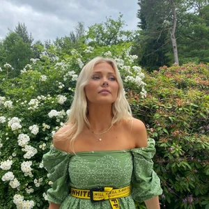 Klänning från zara - Grön jättesnygg klänning från zara!!! Passar XS-S! Den går till mitten på låren och är sjukt snygg 💚😍