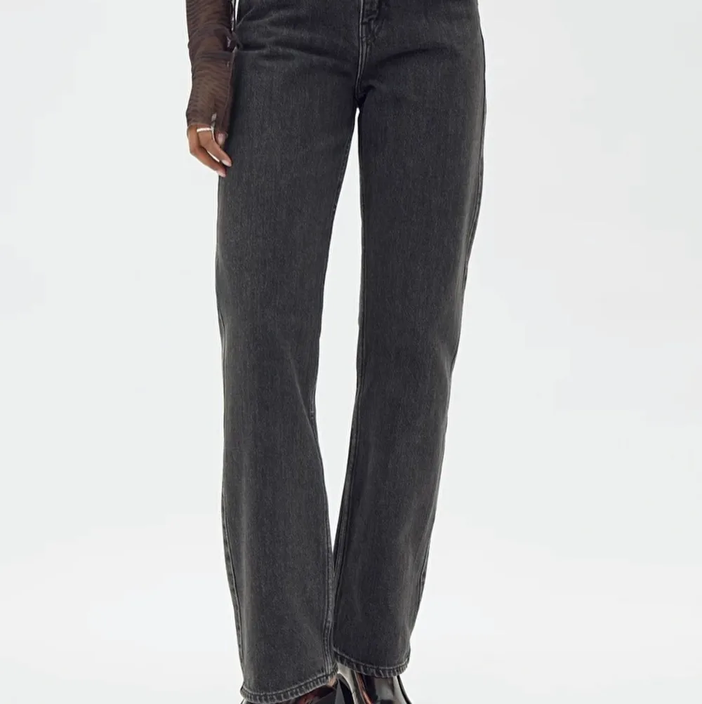 Weekday jeans i modellen “Rowe” Storlek 28/32.  Är  endast använda några få gånger. Köparen står för frakten 💕. Jeans & Byxor.