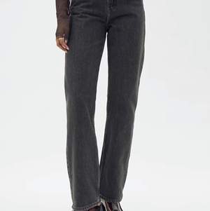 Weekday jeans i modellen “Rowe” Storlek 28/32.  Är  endast använda några få gånger. Köparen står för frakten 💕
