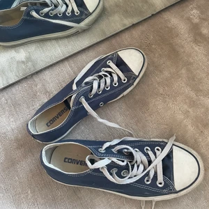 Converse  - Blåa converse i storlek 39. Kommer aldrig till användning men fina ❤️ tandkräm på höger doja från när jag gjort rent :-) 