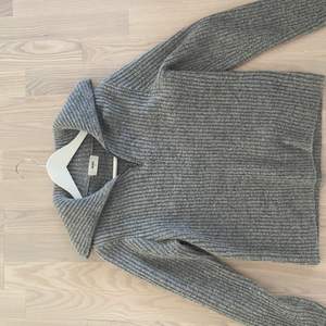 Stickad grå tröja med halv sip